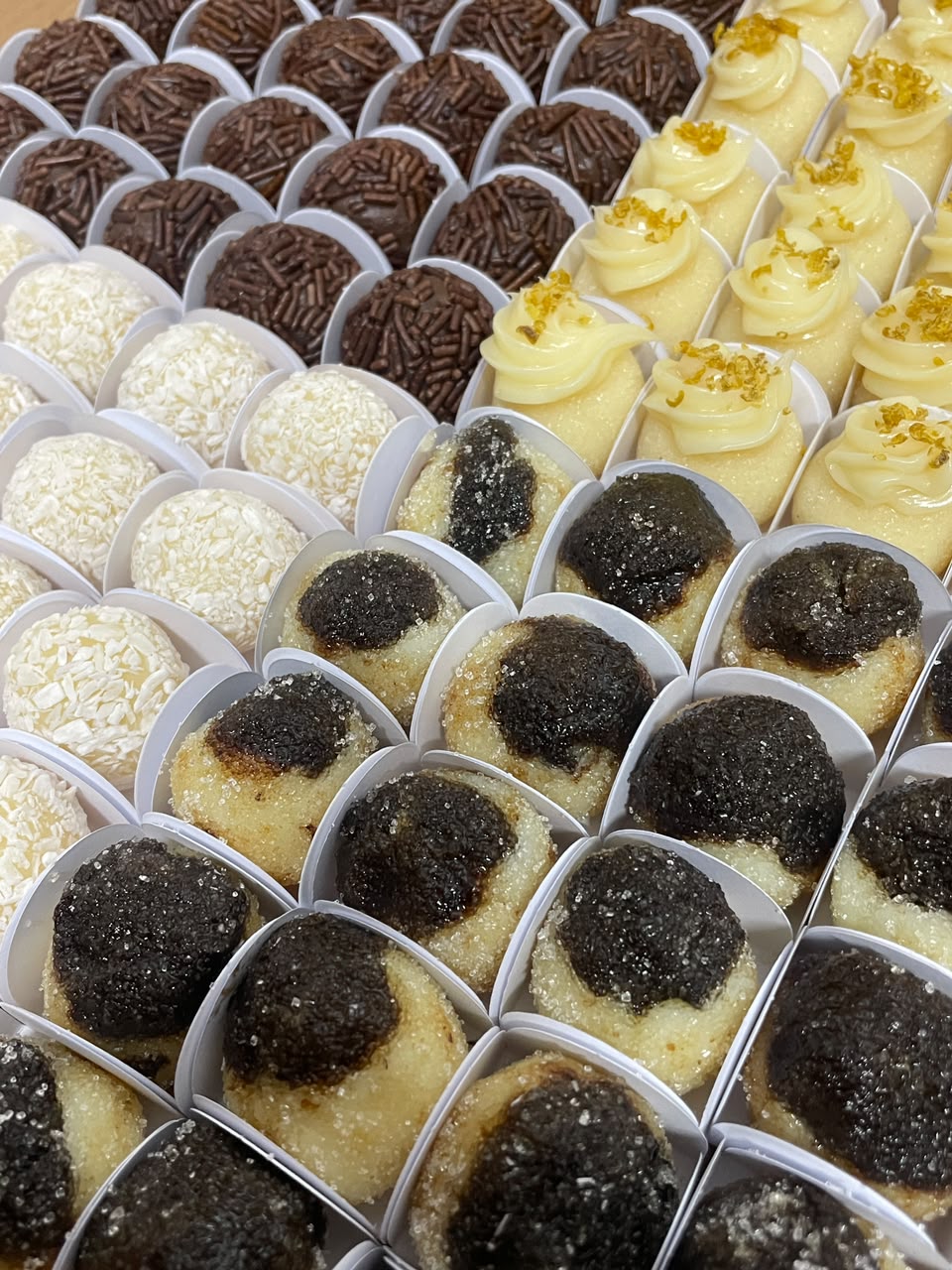 Bandeja com brigadeiros, beijinhos, docinhos de limão e churros