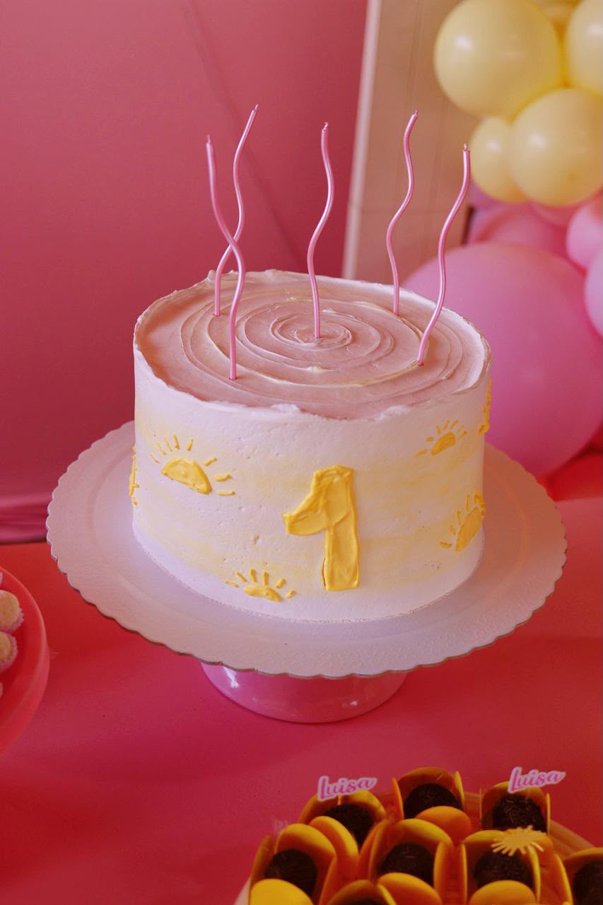 Bento cake decorado com sol e número 1 em buttercream