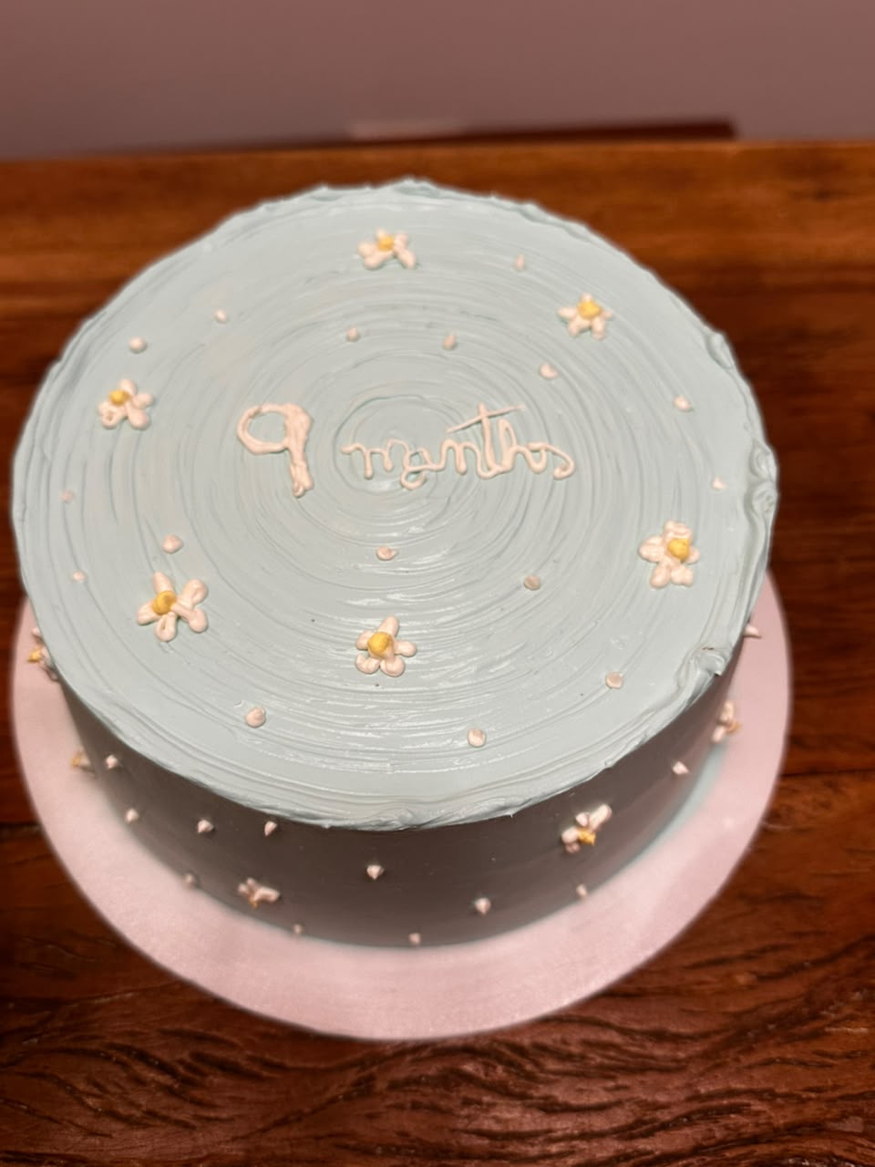 Bolo azul de mesversário com margaridas "9 months"