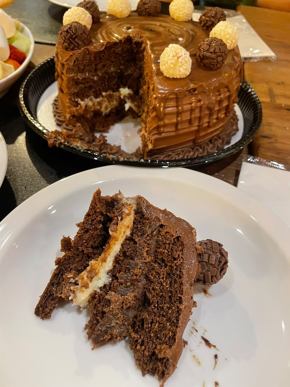 Bolo de chocolate com brigadeiros