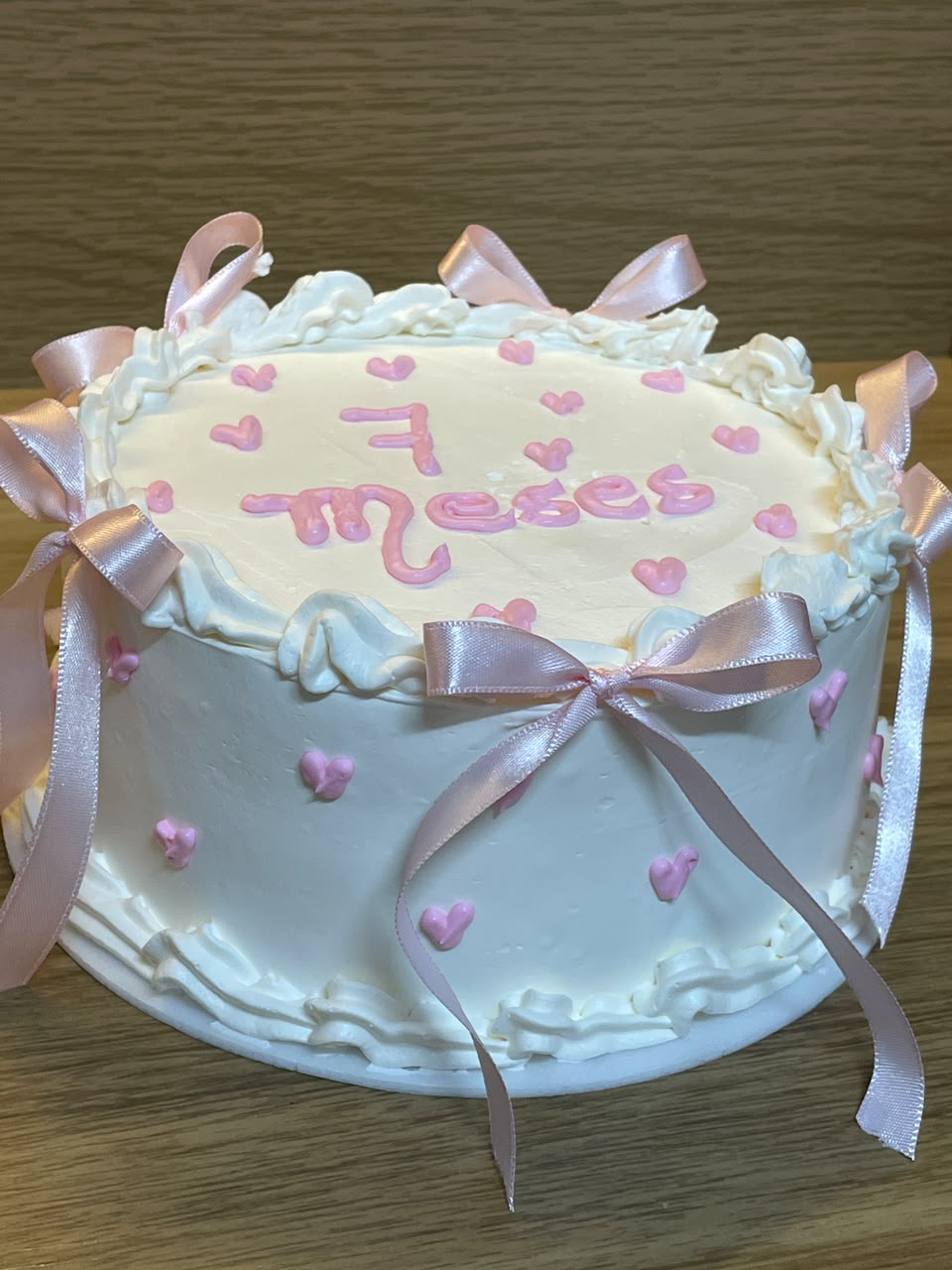 Bolo de mesversário com laços rosa
