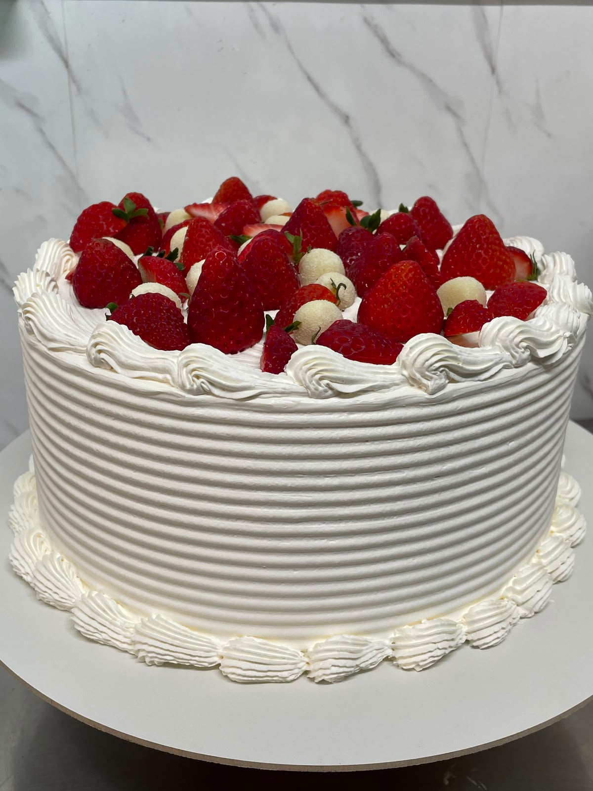 Bolo de chantilly com morangos frescos por cima