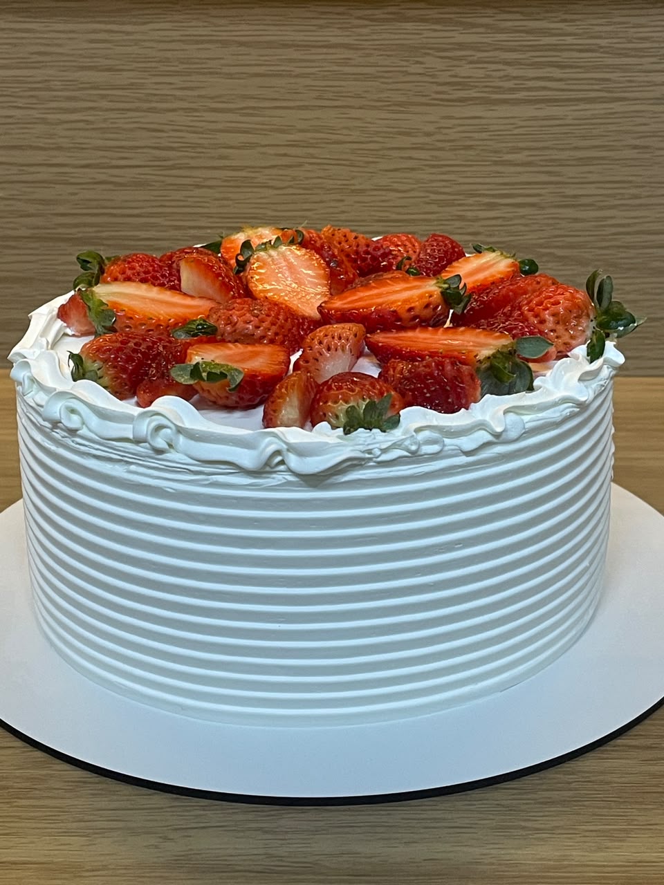 Bolo branco com morangos e chantilly