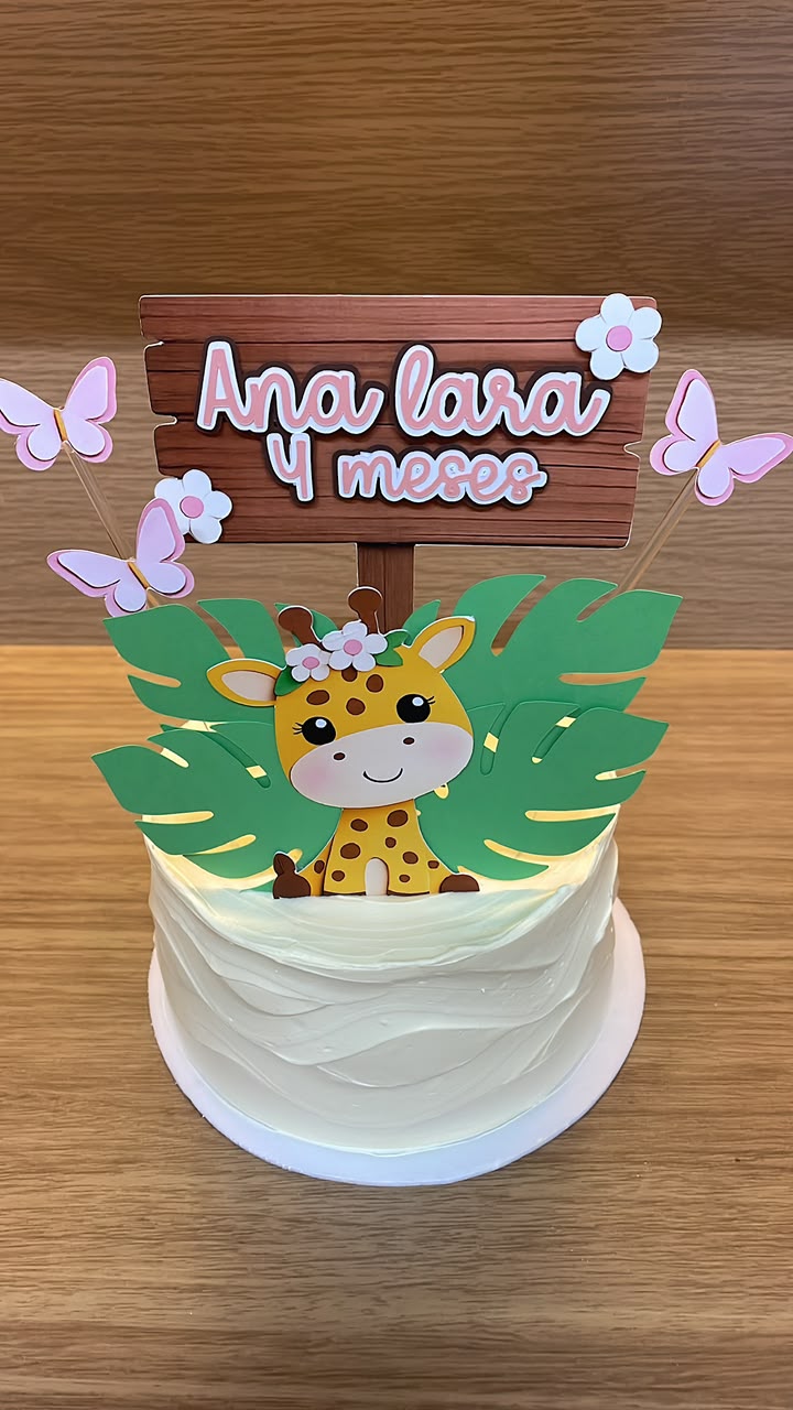 Bolo com topper de girafa personalizado