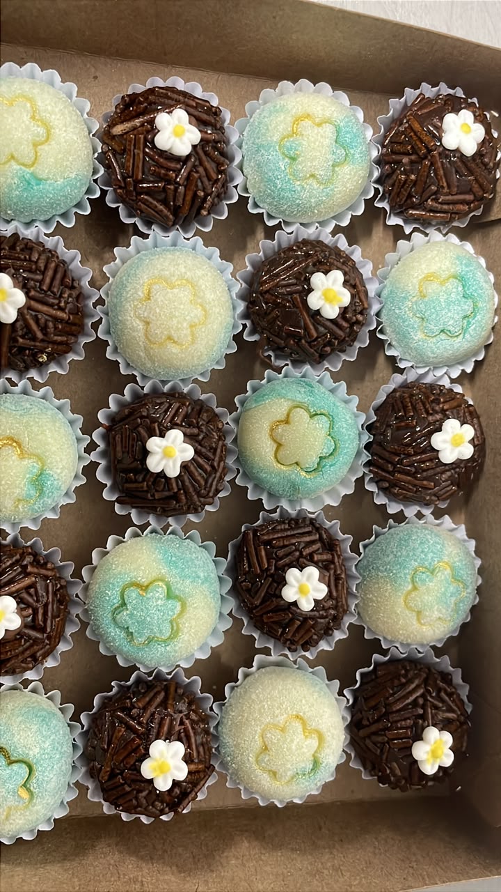 Brigadeiros decorados em azul e branco