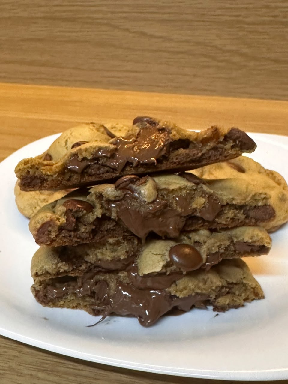 Cookies recheados com chocolate derretido