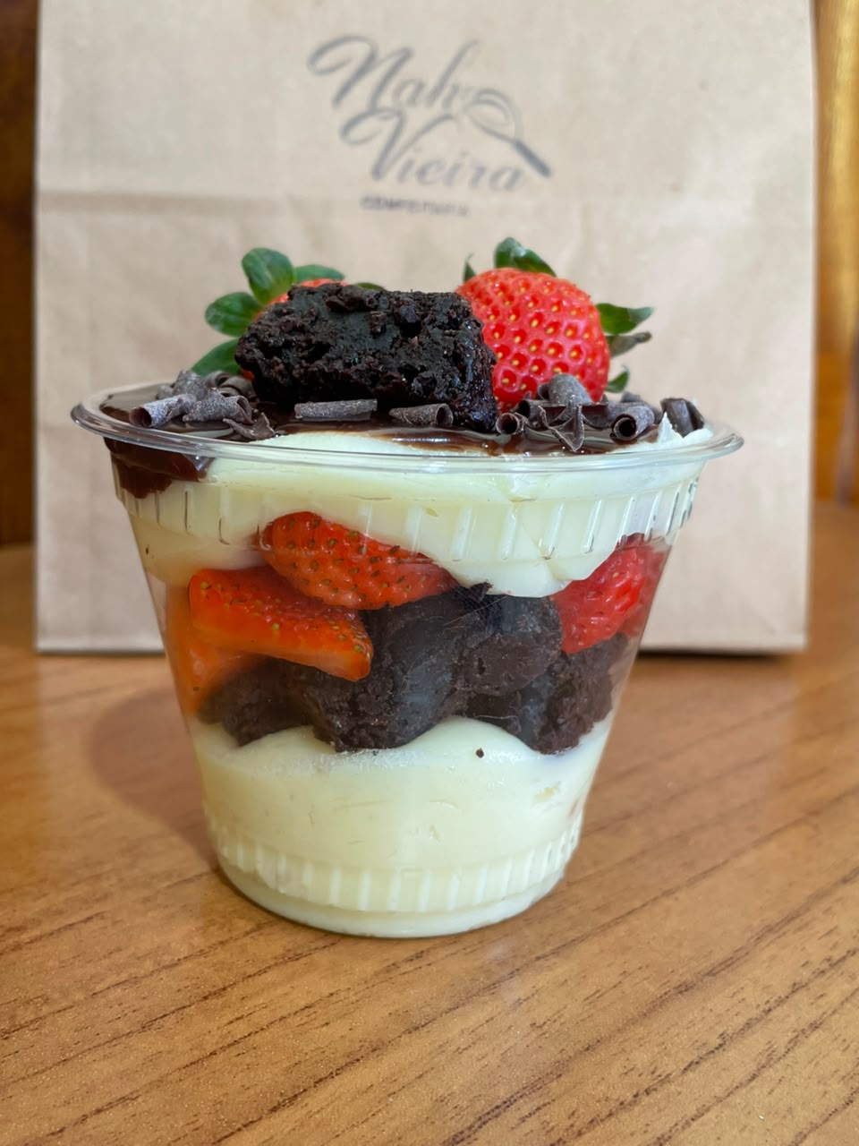 Copo da felicidade com brownie e morango