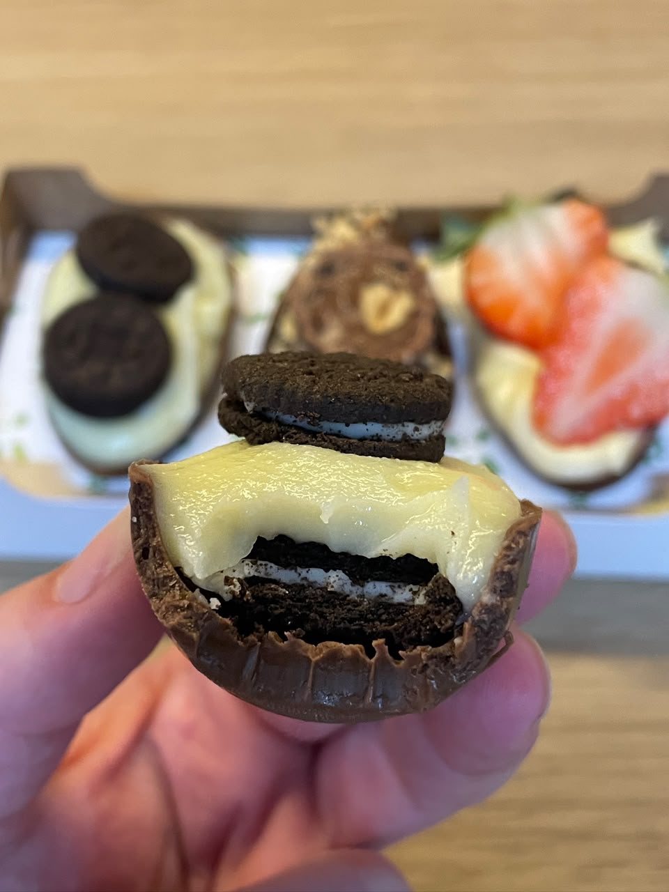 Copo da felicidade de chocolate recheado com creme e biscoito