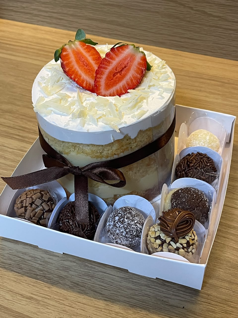 Kit presente com mini bolo e docinhos gourmet