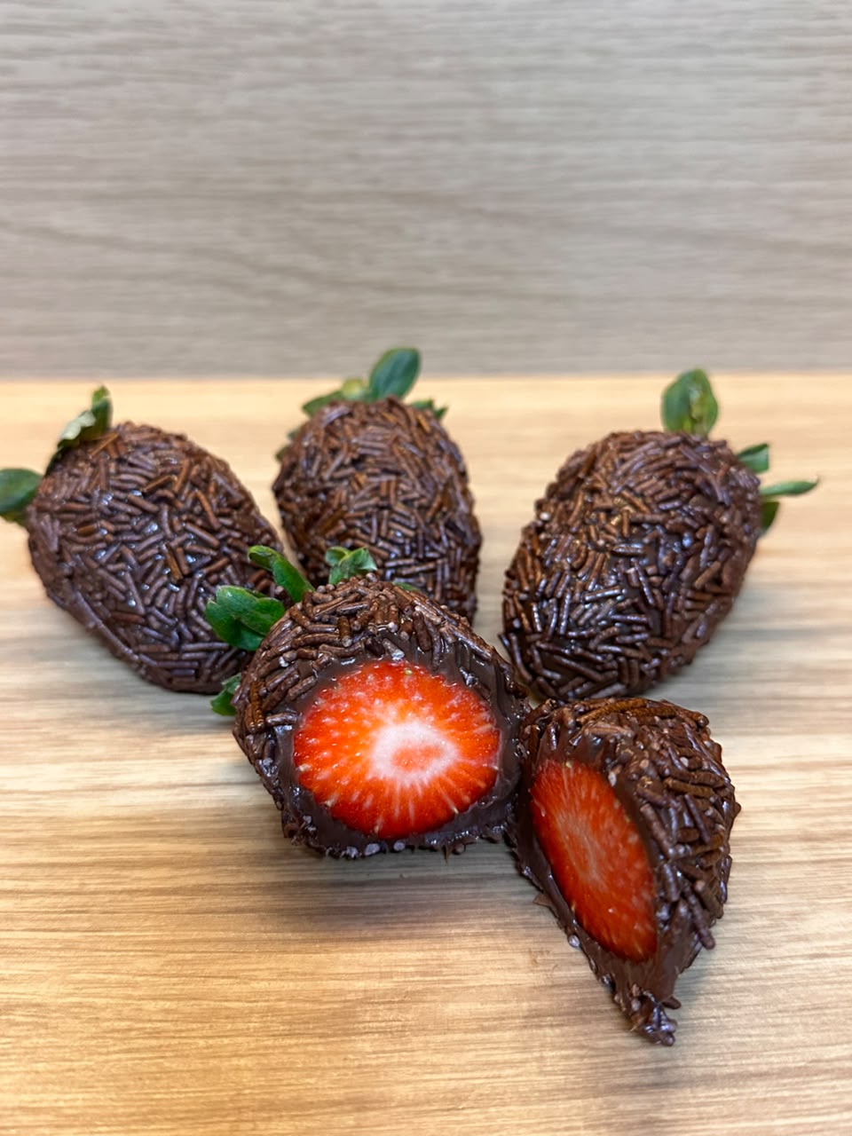 Morangos cobertos com brigadeiro e granulado