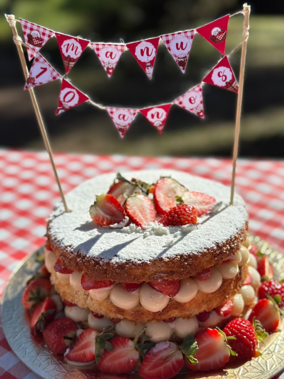 Naked cake com morangos e topper com nome
