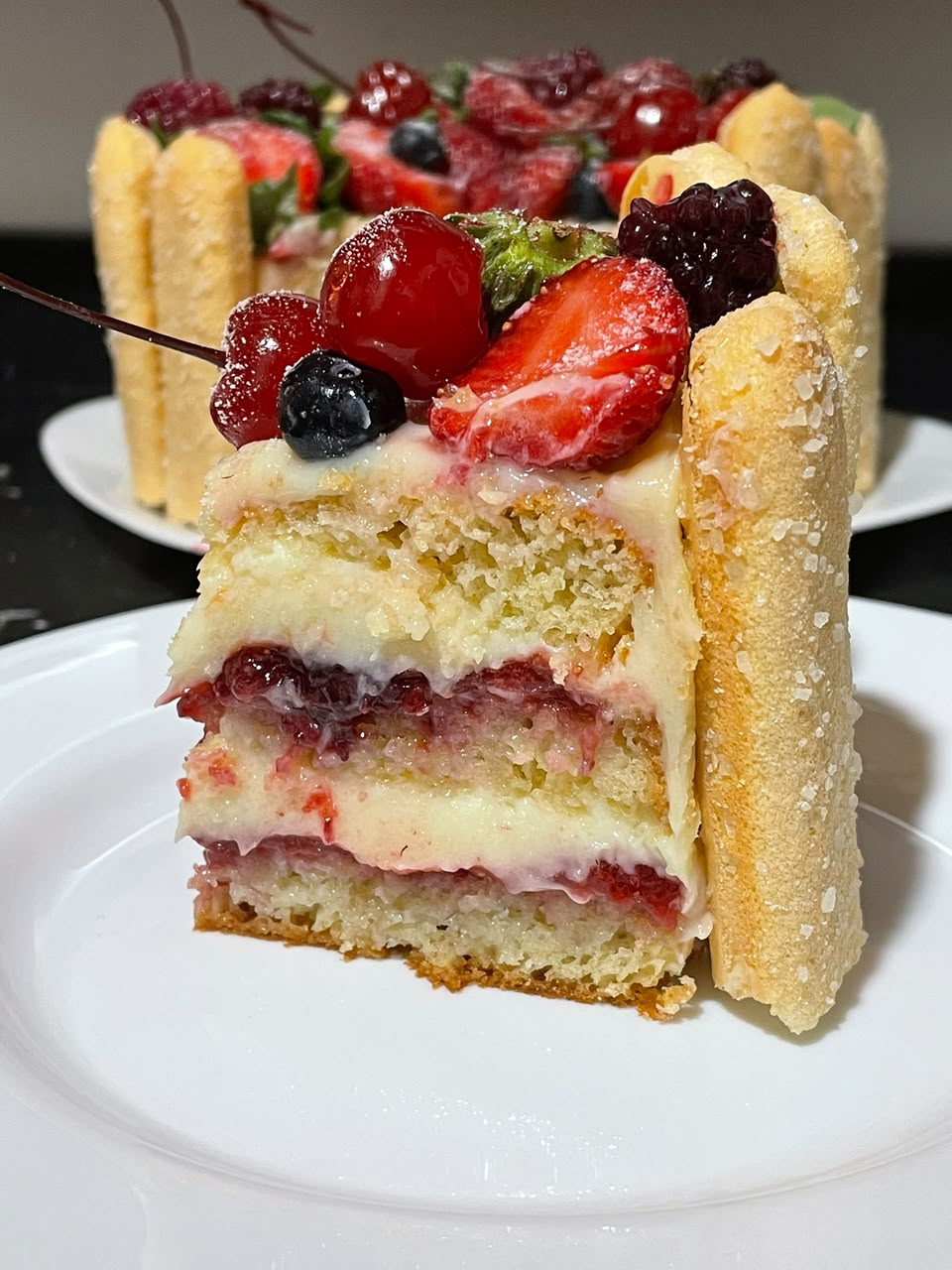 Torta de frutas vermelhas fatiada