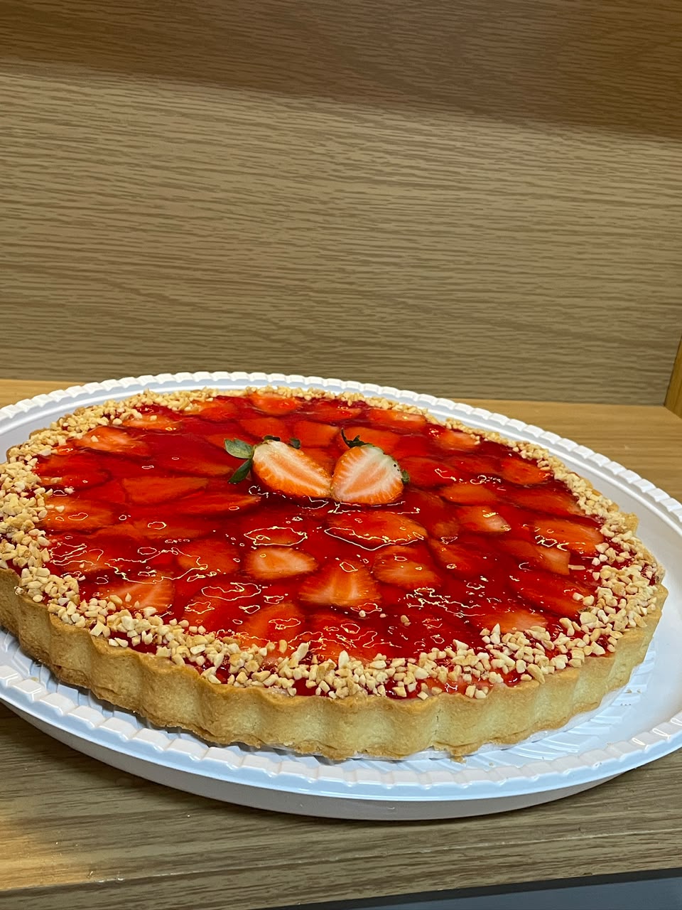 Torta de morango com cobertura brilhante e amêndoas picadas